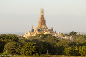 der Ananda Tempel von Bagan im Licht der Abendsonne