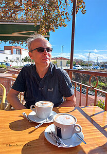 Lars genießt seinen Cappuccino in der Agora Tavern
