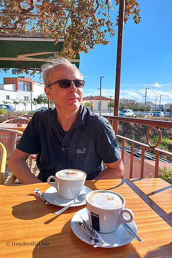 Lars genießt seinen Cappuccino in der Agora Tavern