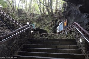 Treppen hinab in die Manjanggul Lavahöhle