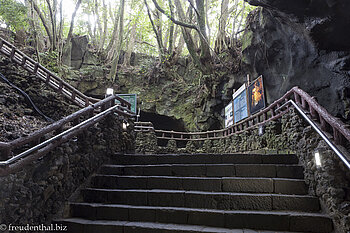 Treppen hinab in die Manjanggul Lavahöhle