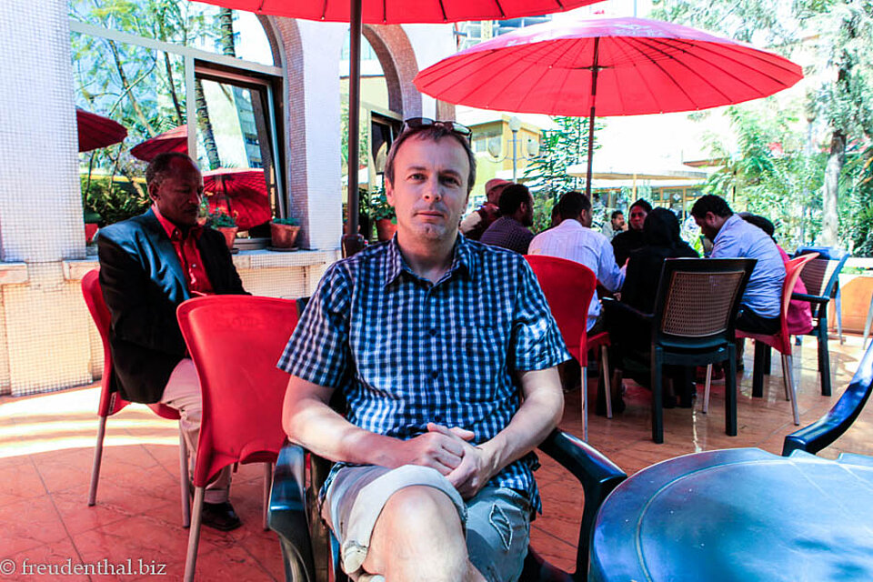 Lars in einem Straßencafé von Addis Abeba