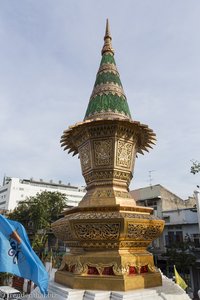 beim Phra Maha Mondop im Wat Traimit