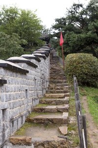 Festung Hwaseong - erst geht es steil hinauf