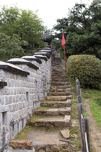 Steiler Aufstieg zur Festung Hwaseong in Südkorea
