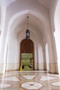 die Gänge um den Innenhof der Sultan Qaboos Moschee von Salalahdie Gänge um die Innenhof der Sultan Qaboos Moschee von Salalah