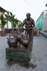 alter Mann mit Tinajones-Karren beim Plaza del Carmen