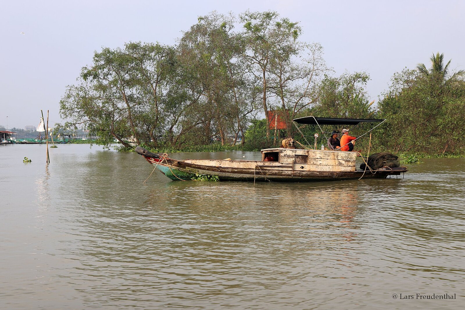 Einfaches Fischerboot auf einem der Hauptarme im Mekong-Deltas