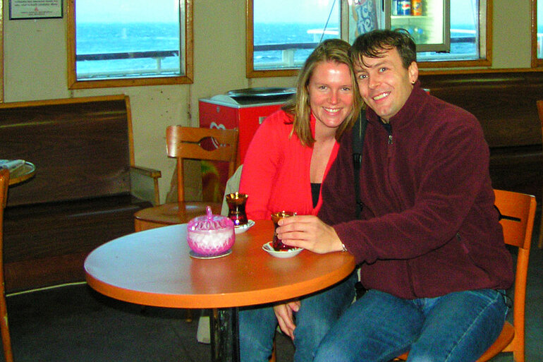 Lars und Anne im Fährcafé auf den Dardanellen.