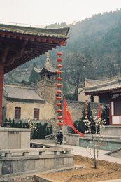 Lampions, Pavillons und Magnolien beim Huaqing