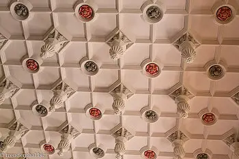 Rosen an der Stuckdecke im Speisesaal des Glamis Castle
