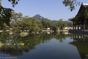 Der Pavillon Gyeonghoeru ist von einem malerischen Teich umrahmt.