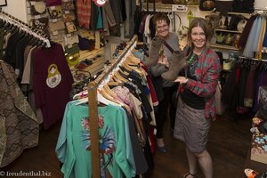 Rita und Anne in einer Künstler-Boutique in Sibiu