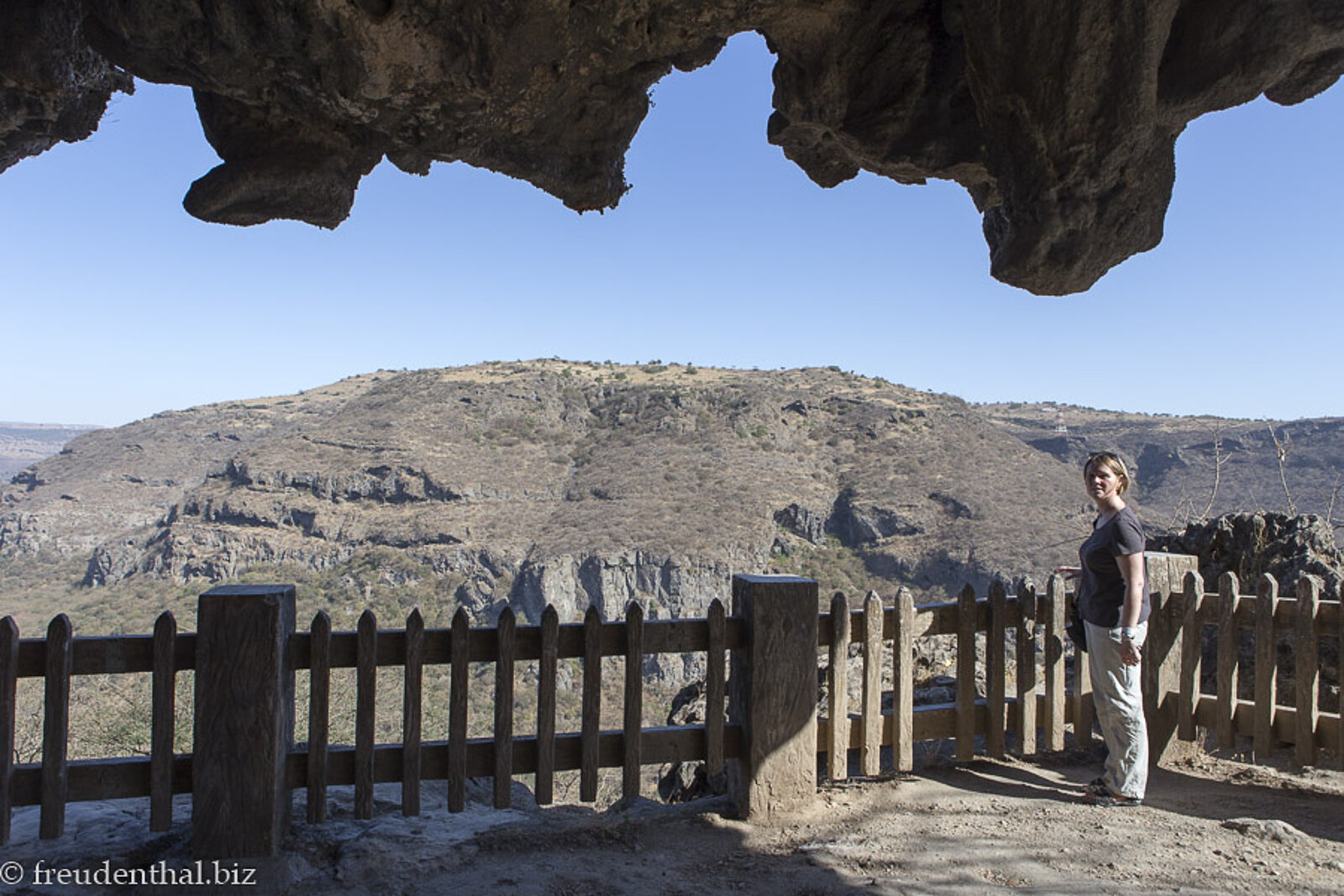 Spektakulärer Blick aus der Halbhöhle Al Ateen bei Salalah im Oman