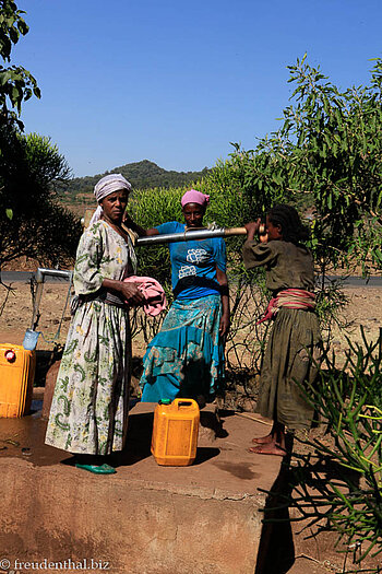 äthiopische Frauen beim Wasserholen am Brunnen von Addis Zemen in Äthiopien