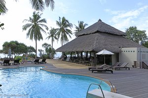 Pool und Restaurant im Moonlight Bay Resort