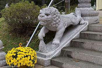 Ein Treppenlöwe beim Jyeongmyeolbogung Tempel