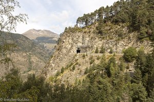 Blick vom Camino les Pardines auf den Tunnel
