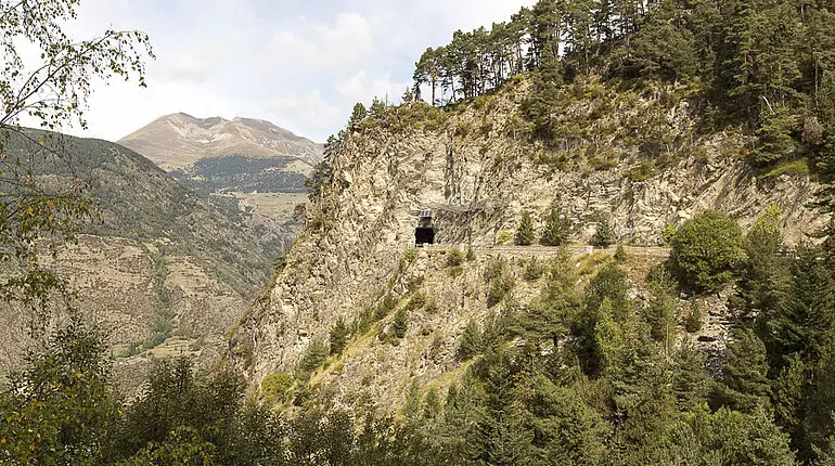 Blick vom Camino les Pardines auf den Tunnel