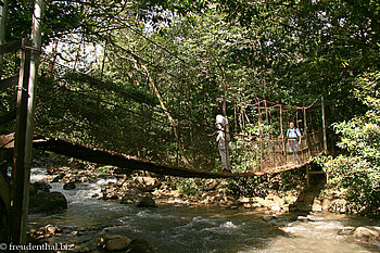 Die alte Hängebrücke über den Rio Colorado.