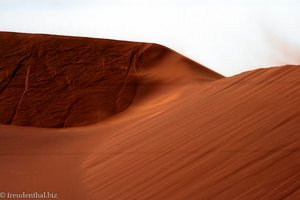 ein Windstoß wirbelt den Sand in die Höhe - Düne im Sossusvlei