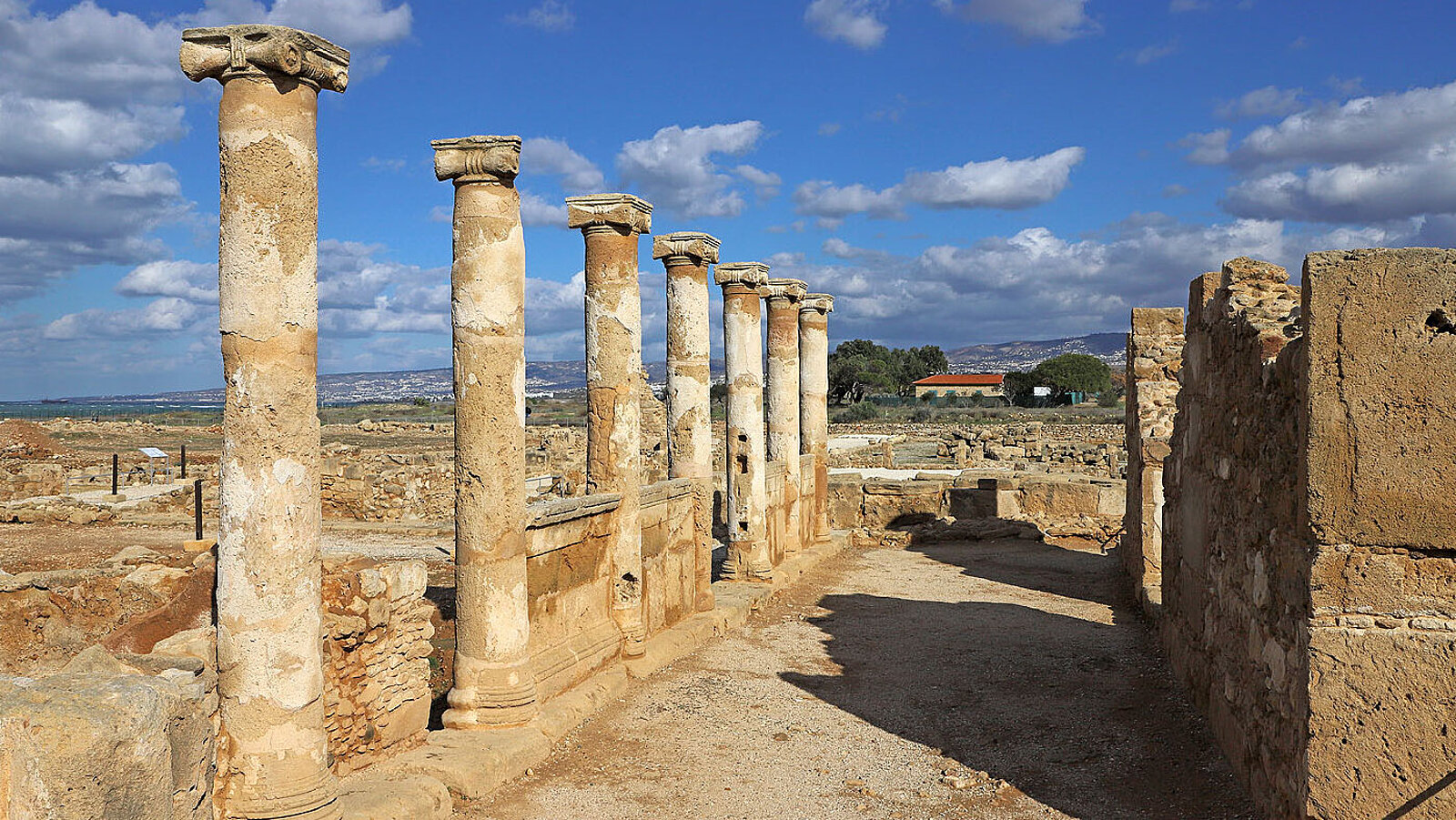 Säulen im Haus des Theseus im Archäologischer Park von Kato Pafos auf Zypern