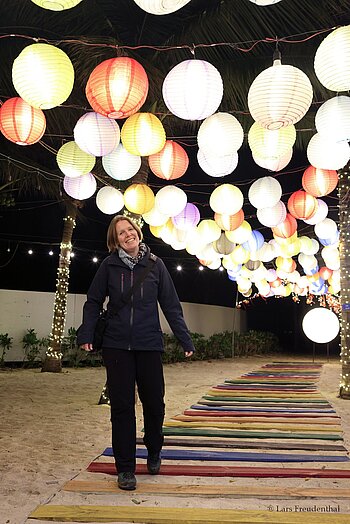 Annette schlendert unter einem von Lampions gebildeten Himmel in Halong-Stadt