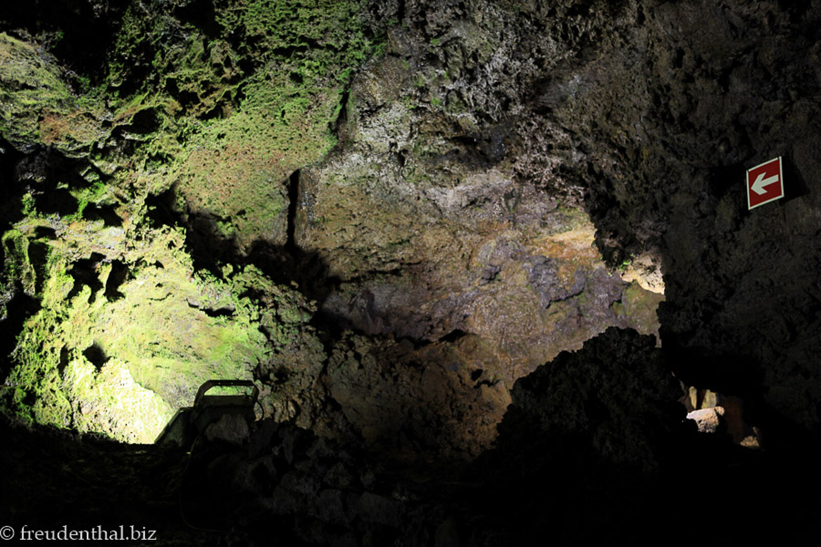 Von Kunstlicht angestrahlte Felswände und Moos in der Lava-Höhle Gruta do Natal auf Terceira