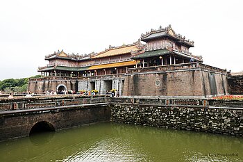 Wassergraben und Brücke zum Ngọ-Môn, dem Mittagstor zur Zitadelle von Hué