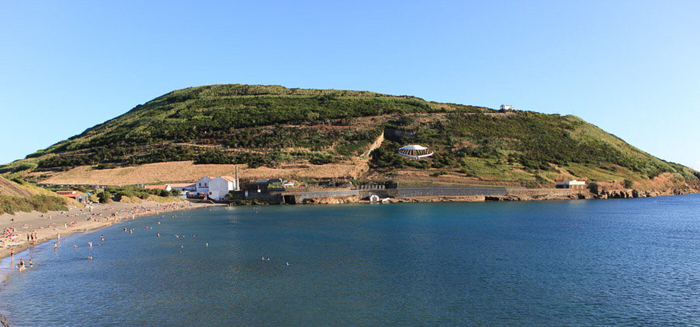 Blick über den Porto Pim zum Aussichtsberg Monte da Guia