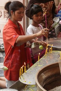 Opferkerzen beim Phra Pathom Chedi