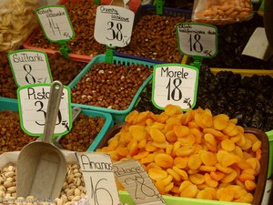 Marktstand mit getrockneten Früchten