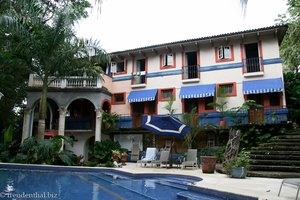 Blick über den Pool zu den Zimmern des Casa Hotel Mare Nostrvm