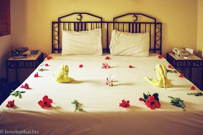 mit Blumen dekoriertes Bett im Iberotel Makadi Beach