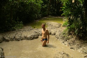 Lars auf dem Weg ins Schlammbad von Pulau Tiga
