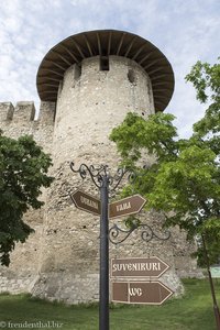 Ein Festungsturm in Soroca mit Hinweisschildern.