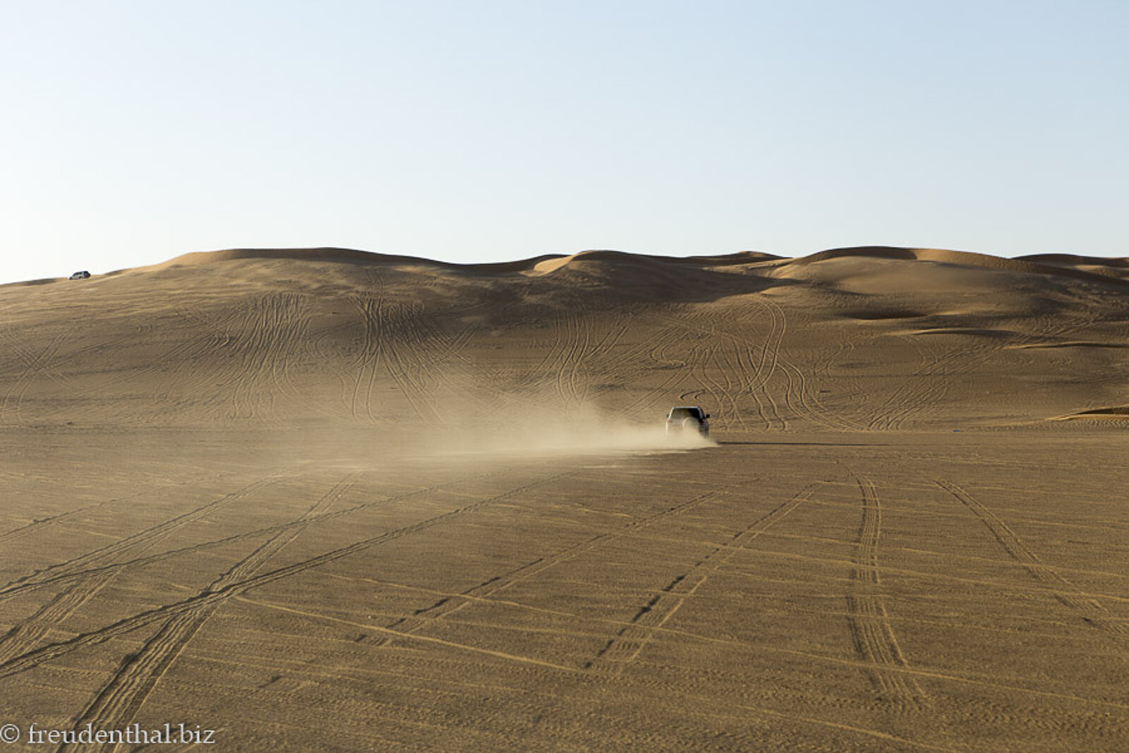Fahrt über die staubige Ebene zu den Sanddünen in der Rub-al-Khali im Oman