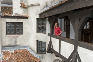 Anne auf dem Balkon im Schloss Bran
