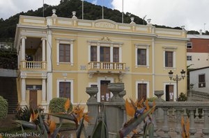 Blick über die farbenfrohen Strelitzien zum Rathaus von Villa de Mazo