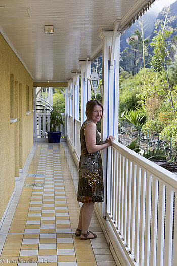 Anne in den Gängen des Hotel Le Cilaos