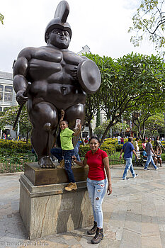 Mutter und Sohn auf der Plaza Botero.