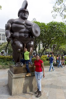 Mutter und Sohn auf der Plaza Botero.