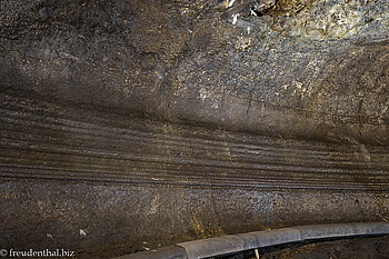 Klare Linien zeigen den Lavafluss in der Manjanggul Lavahöhle