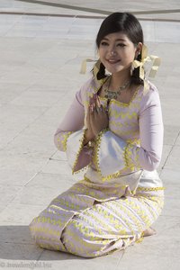 Vorzeigepilgerin in der Shwedagon-Pagode