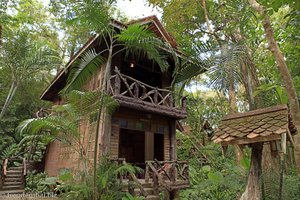 im Wald integrierte Häuser der Art's Riverview Lodge