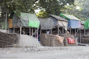 Häuser auf Stelzen im Dorf am Irrawaddy bei Mandalay