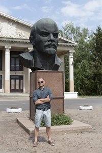 Lenin-Statue und Andrej beim Kulturhaus des Dorfes Chitkani in Transnistrien