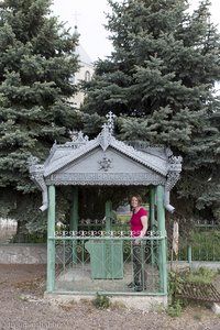Trinkwasserbrunnen bei der Holzkirche von Macareuca in Moldawien