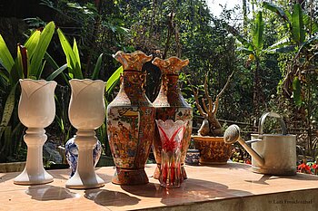 Vasen, Bonsai-Bäume und Gießkanne beim Tempel Đền Thung Lá