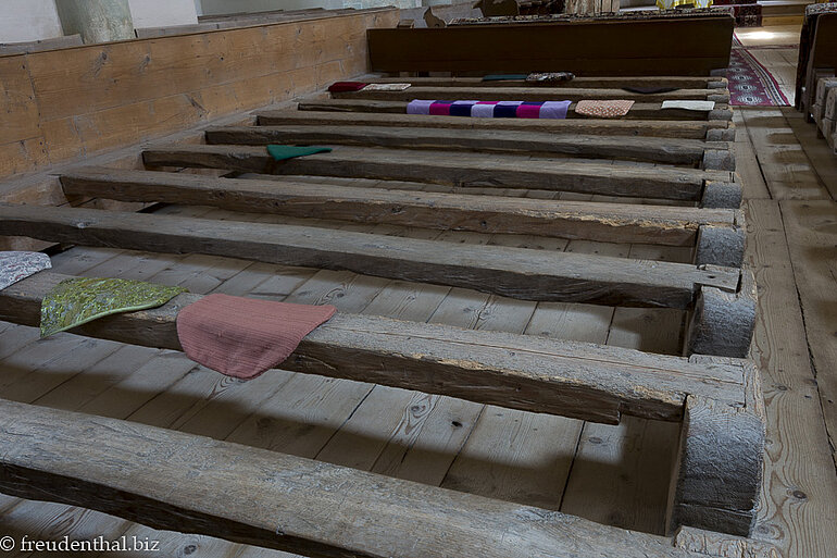 Die Frauenbänke in der Kirche von Honigberg in Harman